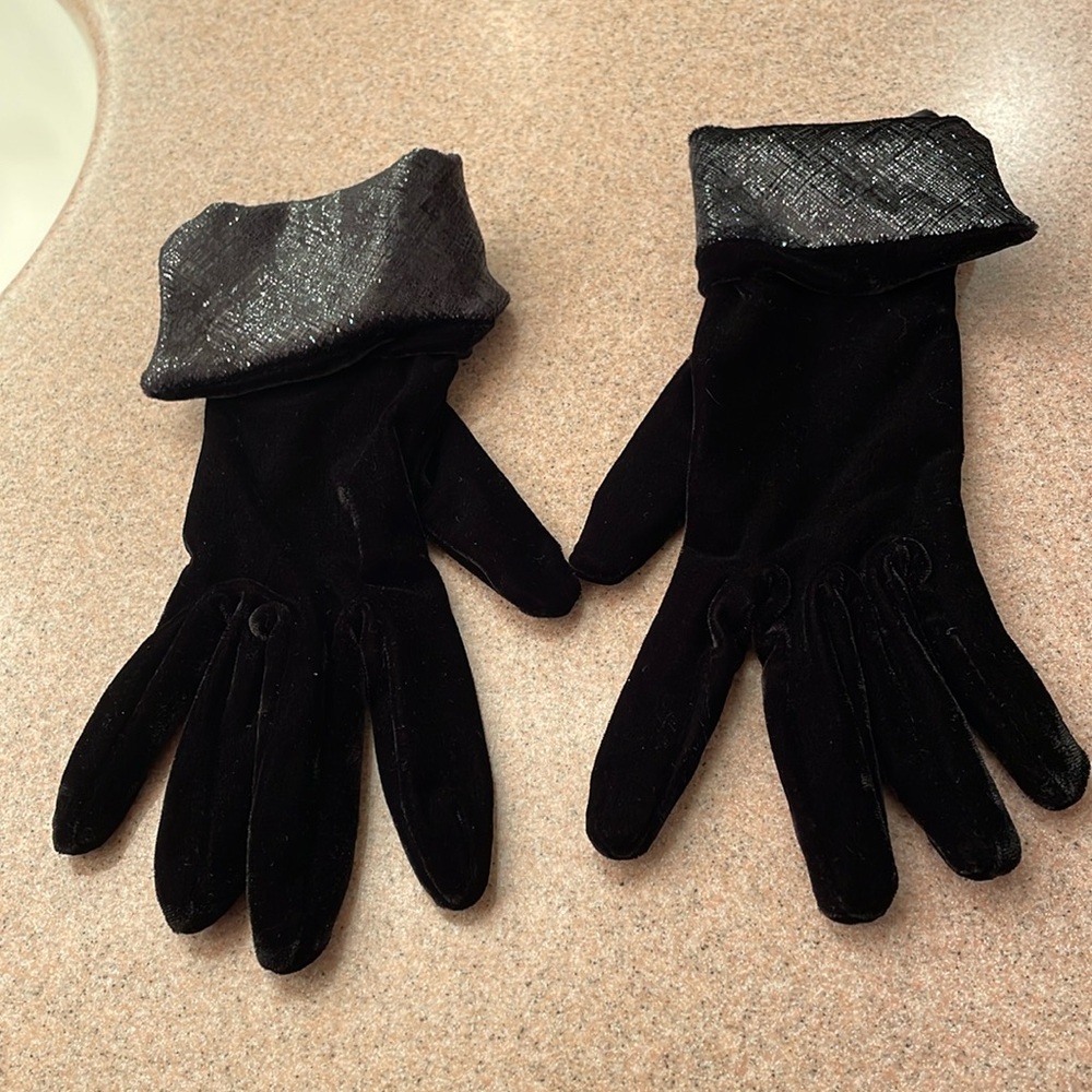 Chicoβs velvet gloves